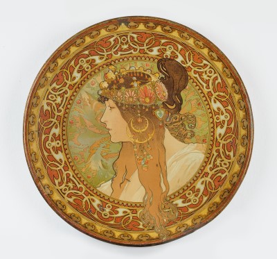 装飾皿「ビザンティン風の頭部:ブルネット」 1898年 エナメル塗装/金属