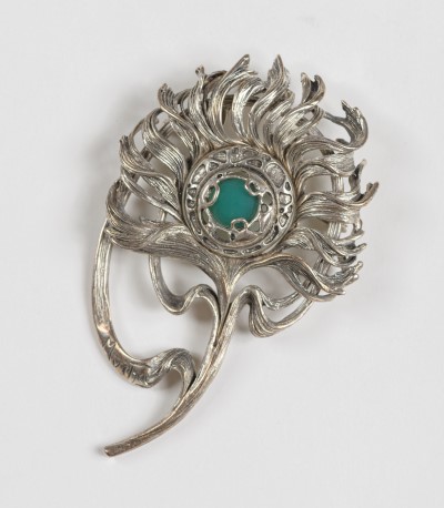 ブローチ「アザミ」 1900年 金属細工/緑瑪瑙、銀(925)