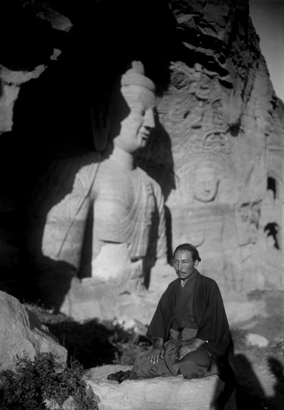 「雲岡石窟前の小川晴暘」 1939年